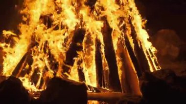 Büyük Şenlik Ateşi Gece Yanar. Ağır çekim. Büyük Yangın Arkaplanı.