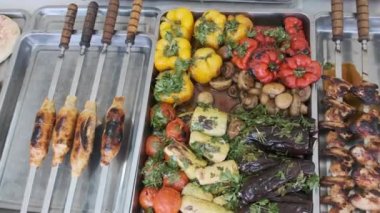 Sokak Dükkanı Penceresinde Kızarmış Sebze ve Et. Izgara Yemeklerle Yemek Salonu