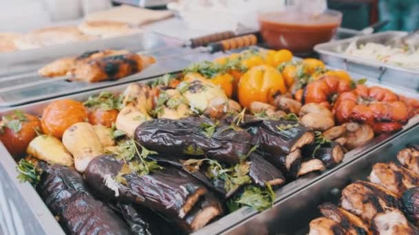 Légumes grillés et viande dans la fenêtre du magasin de rue. Cour alimentaire avec des repas grillés — Video