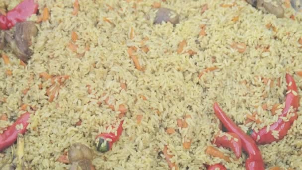 Big Vat s vařeným Pilaf nebo rýže nad otevřeným ohněm. Street Food at the Party — Stock video