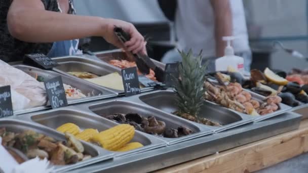 Leverancier is te koop Diverse Grilled Street Food Groenten en Vlees bij Food Courts. — Stockvideo