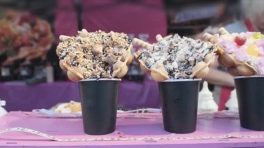 Ekran Davası 'nda olağandışı Renkli Tatlı ve Tuzlu Shawarma. Festival Sokak Yemekleri