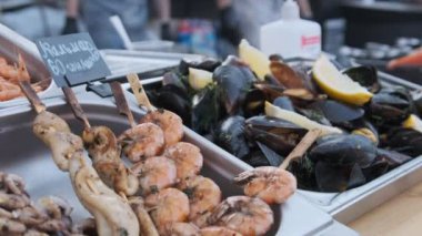 Çeşitli Sokak Yemekleri Festivalde Sergileniyor. Parti 'de sokak pazarı