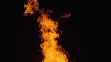 Alev Spurts. Ateş Alevleri 'nin arka planı. Büyük Şenlik Ateşi. Slow Motion 240 fps