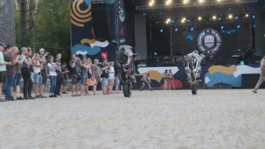 Dublör Moto Show. Spor Bisikletli Sürücüler Motosikletli Çılgın Numaralar Gösteriyor