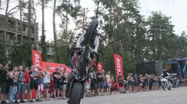 Dublör Moto Show. Spor Bisikletli Sürücüler Motosikletli Çılgın Numaralar Gösteriyor