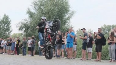 Dublör Moto Show. Spor Bisikletli Sürücüler Motosikletli Çılgın Numaralar Gösteriyor