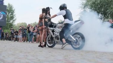 Dublör Moto Show. Sürücüler Spor Bisikletli Kadınlarla Sürüklenme Numaraları Yapıyor