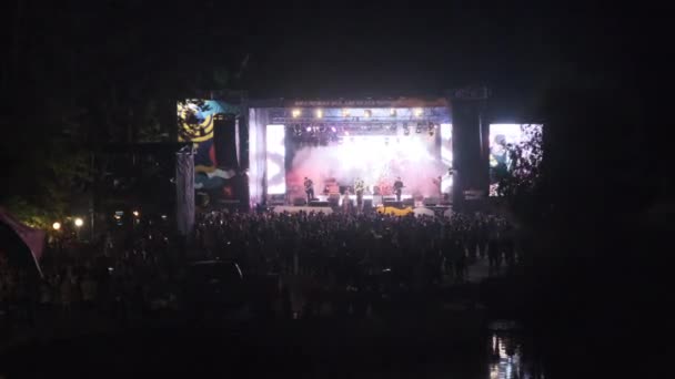 The Crowd Outside the Big Stage está dançando no Rock Concert at Night. Movimento lento — Vídeo de Stock