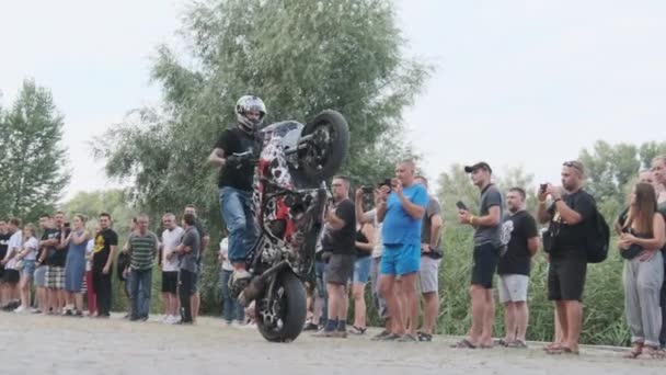 Stunt Moto Show Гонщики на спортивних велосипедах демонструють скажені трюки на мотоциклах — стокове відео
