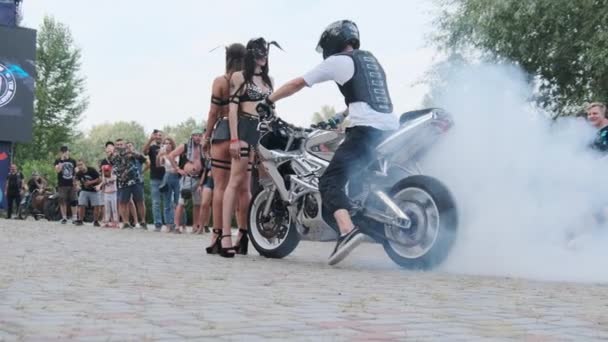 Stunt Moto Show. Riders Performing Drift Tricks with Women on Sportbikes — Stock Video