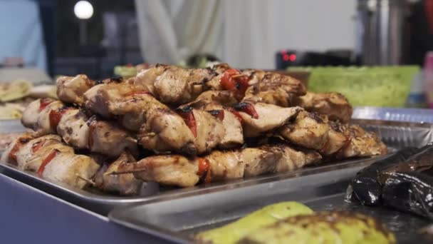 Pollo Kebab en un escaparate de la calle — Vídeo de stock