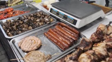 Bir sokak vitrininde ızgara et ve sebzeler. Izgara Yemeklerle Yemek Salonu