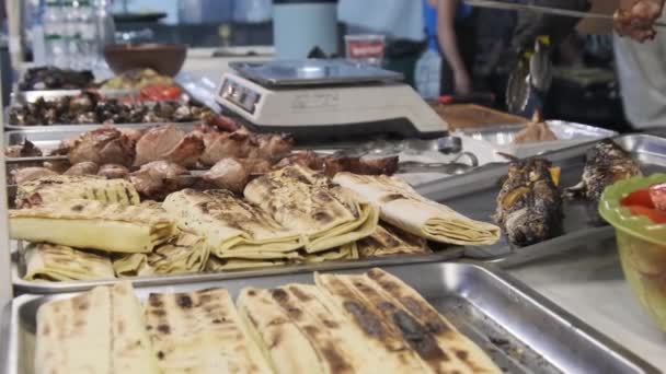 Carne alla griglia e verdure in una vetrina di un negozio di strada. Corte alimentare con pasti alla griglia — Video Stock