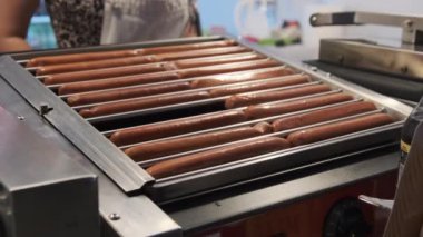 Hotdog Sosisleri Akşam Sokak Yemekleri Festivali 'nde Izgarada Pişiyor.