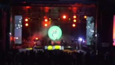 Bulanık Kaya Konseri. Büyük Sahnenin Dışındaki Kalabalık Dans Ediyor.