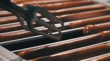 Hotdog Sosisleri Akşam Sokak Yemekleri Festivali 'nde Izgarada Pişiyor.