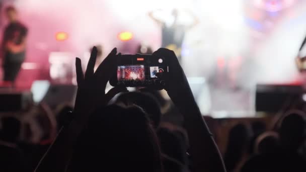 Mujer Manos Silueta Grabación de vídeo de concierto de música en vivo con Smartphone — Vídeo de stock