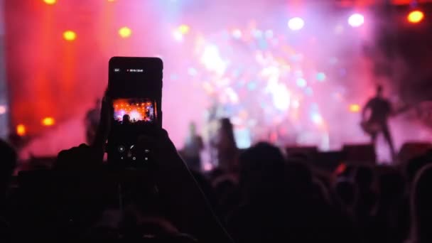 Силуэт женщины, делающей видео с Мбаппе в Live Rock Concert. Slow Motion — стоковое видео