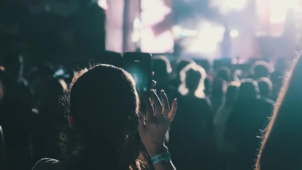 Silhouette of Woman Hands machen Video mit Smartphone bei Live Rock Concert. Zeitlupe — Stockvideo