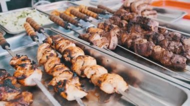 Sokak Dükkanı Penceresinde Kızarmış Sebze ve Et. Izgara Yemeklerle Yemek Salonu