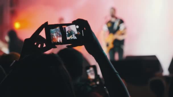 Silhouette of Woman Hands machen Video mit Smartphone bei Live Rock Concert. Zeitlupe — Stockvideo