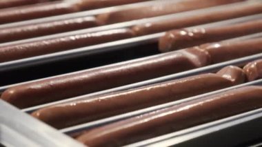 Hotdog Sosisleri Akşam Sokak Yemekleri Festivali 'nde Izgarada Pişiyor.
