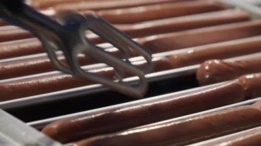 Hotdog Sosisleri Akşam Sokak Yemekleri Festivali 'nde Izgarada Pişiyor.