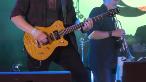 Gitarrist bei Rockkonzert spielt E-Gitarre auf offener Bühne Zeitlupe — Stockvideo