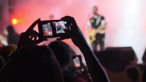 Femme mains Silhouette enregistrement vidéo de concert de musique live avec Smartphone — Video
