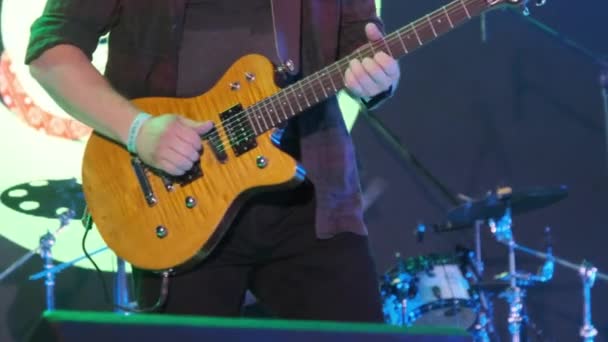 Гітарист на рок-концерті грає електрогітару на відкритому етапі. Повільний рух — стокове відео