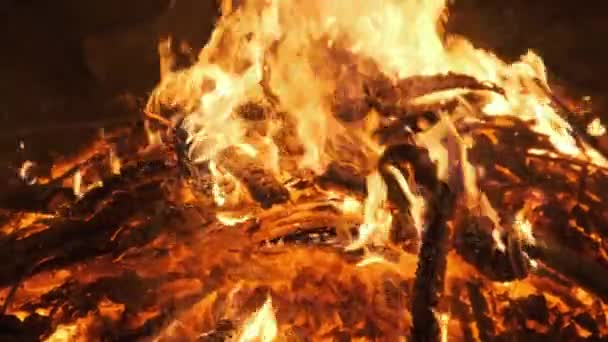뜨거운 석탄은 큰 불을 끄고 밝은 빛을 내는 붉은 빛을 낸다. 느린 동작 — 비디오
