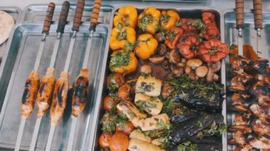 Sokak Dükkanı Penceresinde Kızarmış Sebze ve Et. Izgara Yemeklerle Yemek Salonu