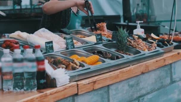 Leverancier is te koop Diverse Grilled Street Food Groenten en Vlees bij Food Courts. — Stockvideo