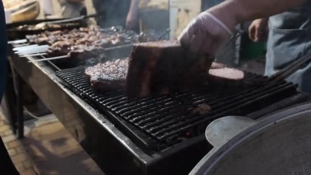肉类在街头食品节上烧烤.烤肉上烤的大块肉 — 图库视频影像