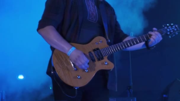 Gitarrist bei Rockkonzert spielt E-Gitarre auf offener Bühne Zeitlupe — Stockvideo