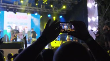 Akıllı Telefonlu Erkek El Canlı Rock Konserinde Video Çekiyor. Yavaş Hareket