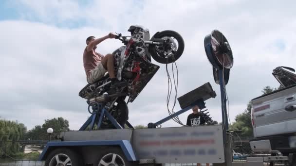 Atrakcja dla trenerów kaskaderskich Moto Riders. Symulator dla kaskaderów — Wideo stockowe