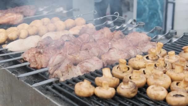 Shish Kebab i grzyby na Skewers Gotowane na grilla na Street Food Festival — Wideo stockowe