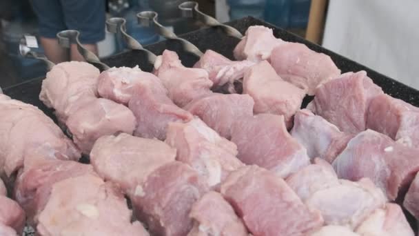 Surowe mięso na szufladach jest gotowane na grillu na Street Food Festival. Zwolniony ruch — Wideo stockowe
