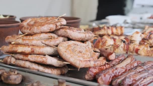 Ready-to-Eat Grill Meat v okně pouličního obchodu s potravinami. Ready-made Food on Party — Stock video