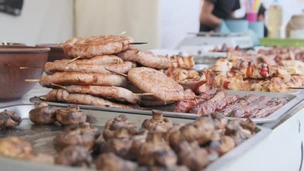 Pronto para comer carne grelhada em uma janela de loja de comida de rua. Alimentos prontos para a festa — Vídeo de Stock