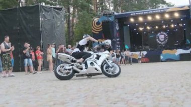 Dublör Moto Show. Spor Bisikletlerinde Sürücüler Ağır Çekimde Çılgın Numaralar Gösteriyor 240 fps