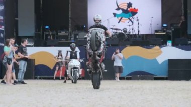 Dublör Moto Show. Spor Bisikletlerinde Sürücüler Ağır Çekimde Çılgın Numaralar Gösteriyor 240 fps