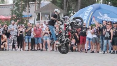 Dublör Moto Show. Spor Bisikletlerinde Sürücüler Ağır Çekimde Çılgın Numaralar Gösteriyor 240 fps