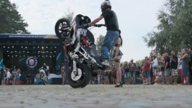 Dublör Moto Show. Spor Bisikletlerinde Sürücüler Ağır Çekimde Çılgın Numaralar Gösteriyor 240 fps