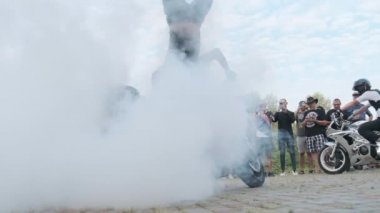 Dublör Moto Show. Spor Bisikletlerinde Sürücüler Ağır Çekimde Çılgın Numaralar Gösteriyor 240 fps