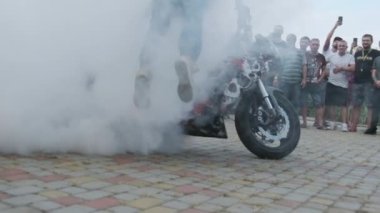 Dublör Moto Show. Spor Bisikletlerinde Sürücüler Ağır Çekimde Çılgın Numaralar Gösteriyor 240 fps