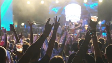 Live Rock Konseri 'ndeki hayranlar ellerini kaldırıp dans etsin. Slow Motion 240 fps