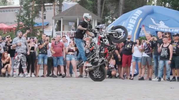 Stunt Moto Show. Cavaleiros em bicicletas esportivas mostra truques loucos em câmera lenta 240fps — Vídeo de Stock